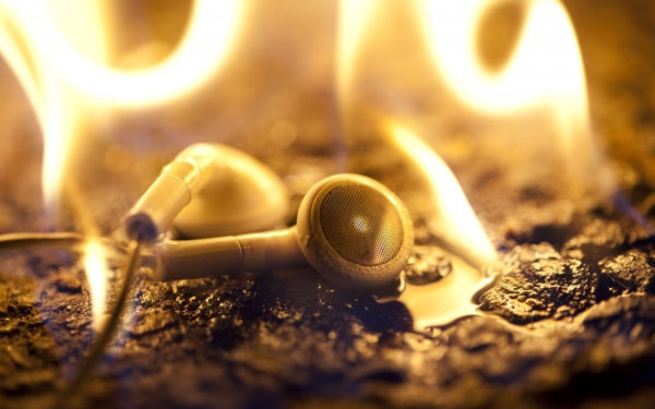 131115_burning_headphones_01-660x440