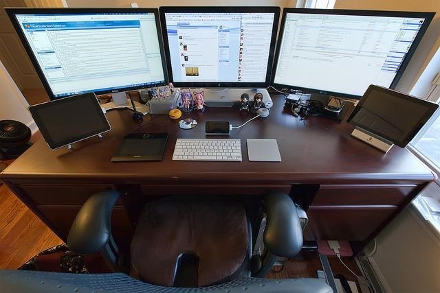 desktop-pc-with-three-displays