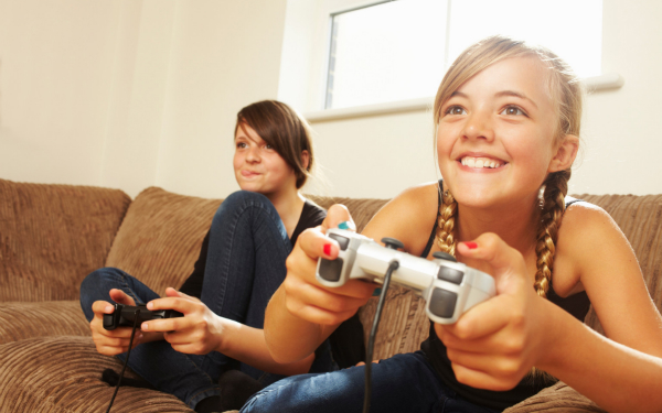 o-GIRL-PLAYING-VIDEOGAME-facebook_meitu_1