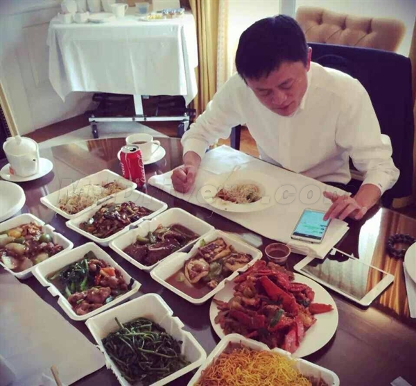 马云的生日午餐;八道菜一份面还有海鲜