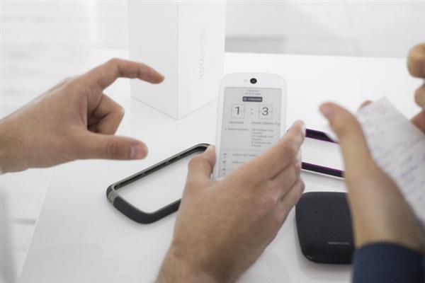 习大大双屏手机降至 3988 元新增熊猫配色