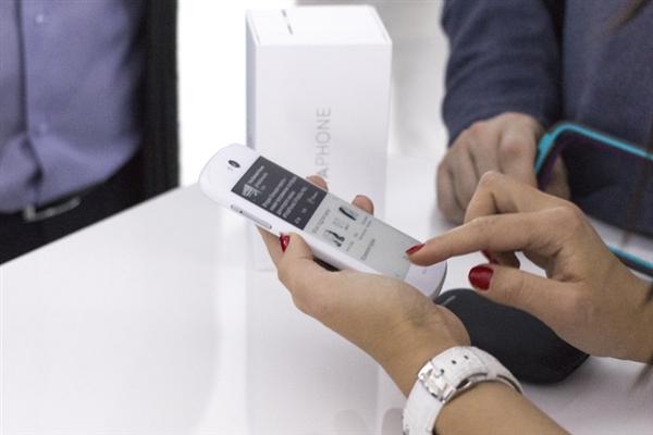 习大大双屏手机降至 3988 元新增熊猫配色